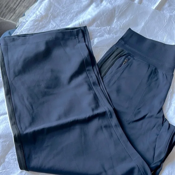 Athleta NEW Venice Wide Leg Color Block pant, Navy with Black Side Trim. Pockets - Picture 5 of 14